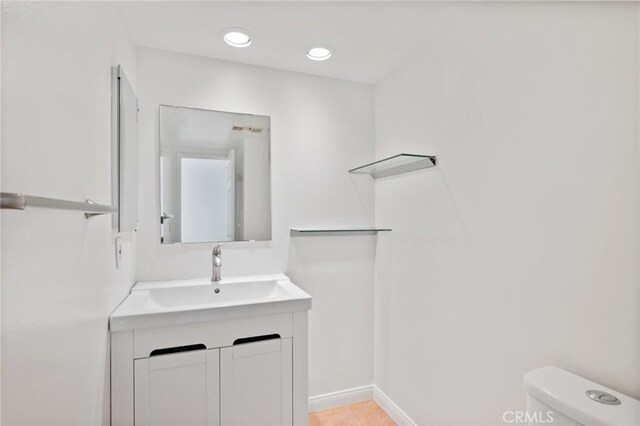 2601 E 19th St Unit 30, Signal Hill, CA 90755 - bathroom with vanity and toilet