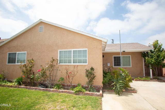 1207 S L St, Oxnard, CA 93033 - view of front of home featuring stucco siding, a patio, and a front yard