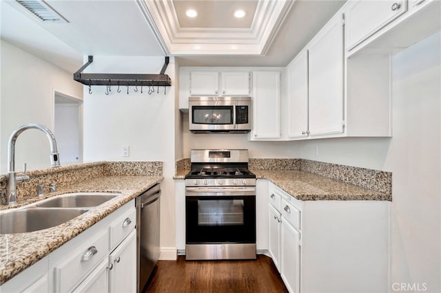 6211 Newhaven Ct Unit 128, Yorba Linda, CA 92887 - kitchen featuring stainless steel appliances, a sink, a tray ceiling, ornamental molding, and recessed lighting