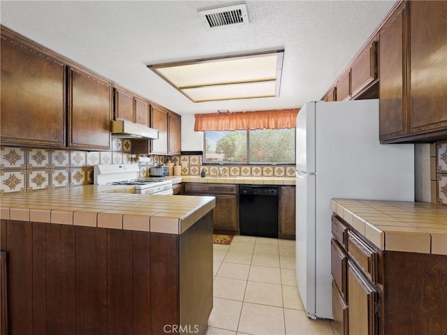 20654 Ottawa Rd, Apple Valley, CA 92308 - kitchen featuring white appliances, under cabinet range hood, a sink, a peninsula, and decorative backsplash