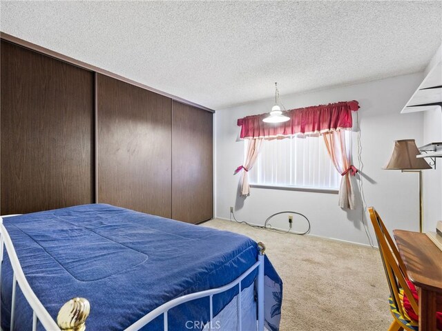 20654 Ottawa Rd, Apple Valley, CA 92308 - bedroom featuring carpet floors, a closet, and a textured ceiling