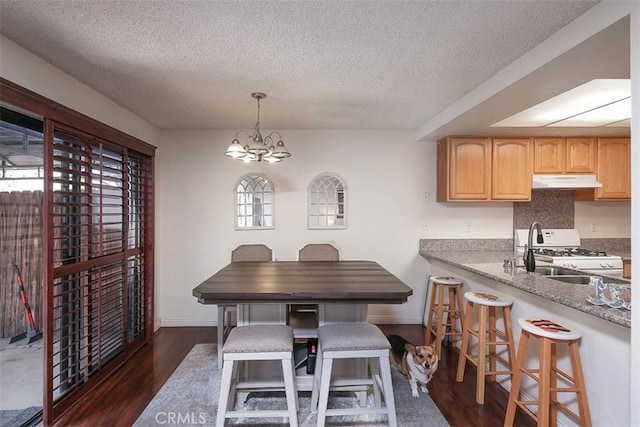 821 S Cerritos Ave Unit 17, Azusa, CA 91702 - dining room featuring dark wood-style flooring, a textured ceiling, a chandelier, and baseboards