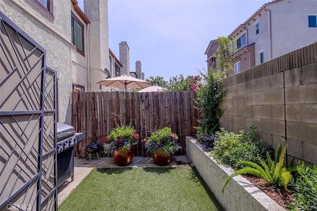 821 S Cerritos Ave Unit 17, Azusa, CA 91702 - fenced backyard with a residential view and a patio