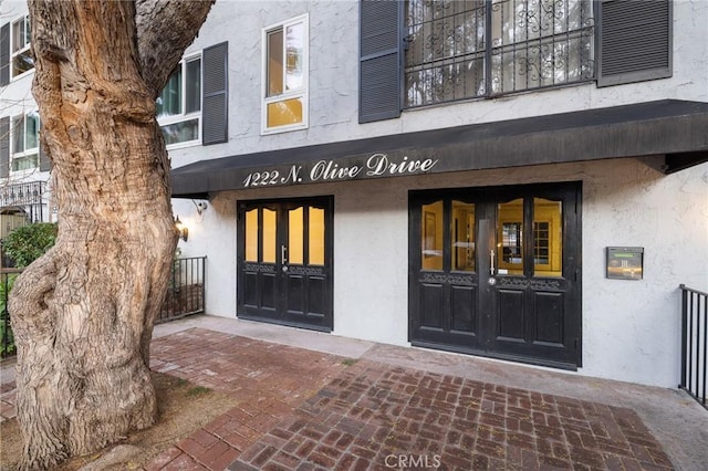 1222 N Olive Dr Unit 409, West Hollywood, CA 90069 - entrance to property featuring french doors and stucco siding