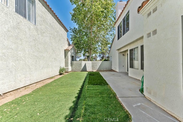37940 42nd St E Unit 125, Palmdale, CA 93552 - view of yard featuring a patio area