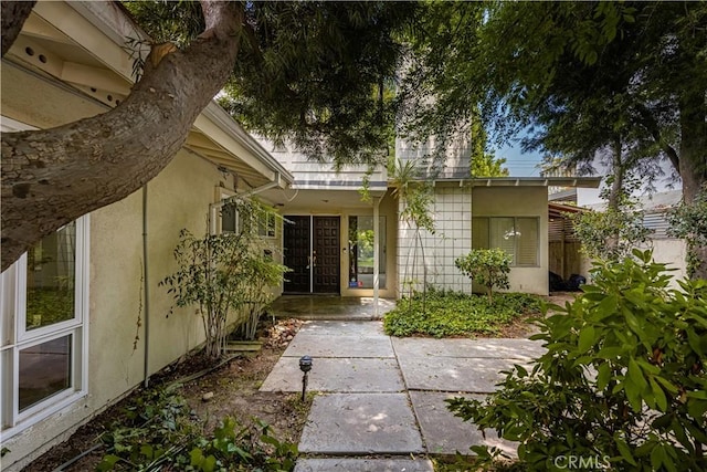 390 Peralta Ave, Long Beach, CA 90803 - doorway to property with stucco siding
