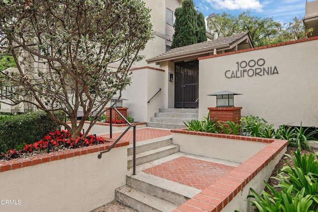 1000 E California Blvd Unit 108, Pasadena, CA 91106 - property entrance with stucco siding