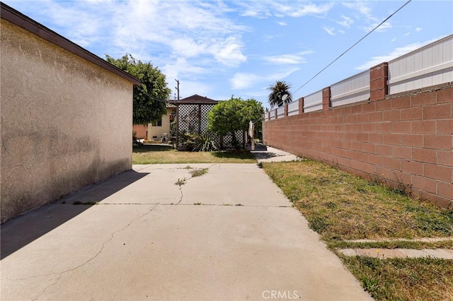 1716 N Fries Ave, Wilmington, CA 90744 - view of yard with a patio area