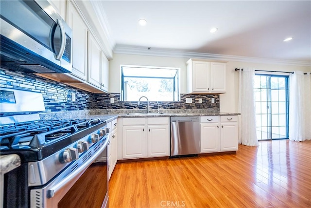 10894 Olinda St Unit 116, Sun Valley, CA 91352 - kitchen with stainless steel appliances, a sink, light wood-type flooring, plenty of natural light, and crown molding