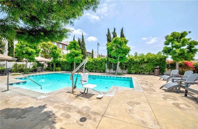 9213 Sunshine Pl, Downey, CA 90240 - view of swimming pool with a patio