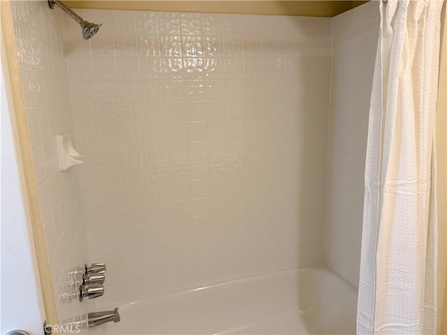 812 Wilson Ave, Bakersfield, CA 93308 - full bath featuring shower / tub combo