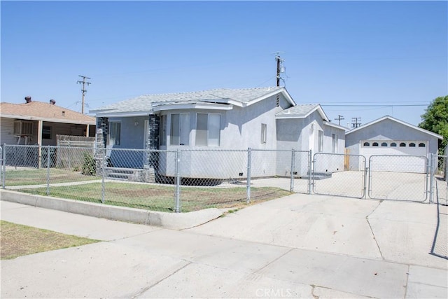 812 Wilson Ave, Bakersfield, CA 93308 - single story home with a gate, stucco siding, a fenced front yard, and a garage