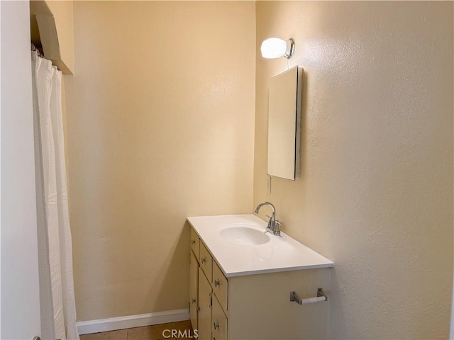 812 Wilson Ave, Bakersfield, CA 93308 - bathroom with vanity