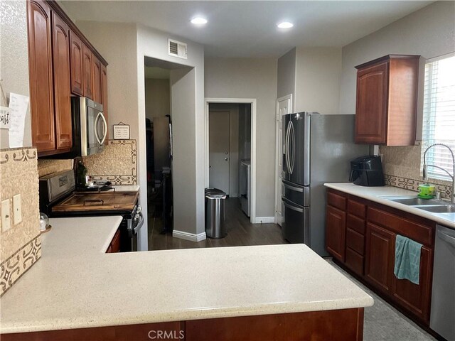 31728 Pompei Ln, Winchester, CA 92596 - kitchen featuring stainless steel appliances, a sink, backsplash, recessed lighting, and a peninsula