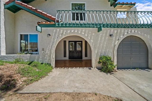 40901 Gibbel Rd, Hemet, CA 92544 - property entrance with stucco siding, a garage, driveway, and a tiled roof