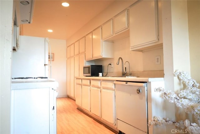 570 W Stocker St Unit 202, Glendale, CA 91202 - kitchen featuring white appliances, a sink, light countertops, recessed lighting, and light wood-style flooring