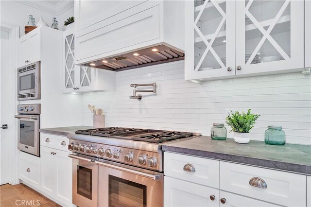 2001 Oak Ave, Manhattan Beach, CA 90266 - kitchen with stainless steel appliances, premium range hood, glass insert cabinets, white cabinets, and ornamental molding