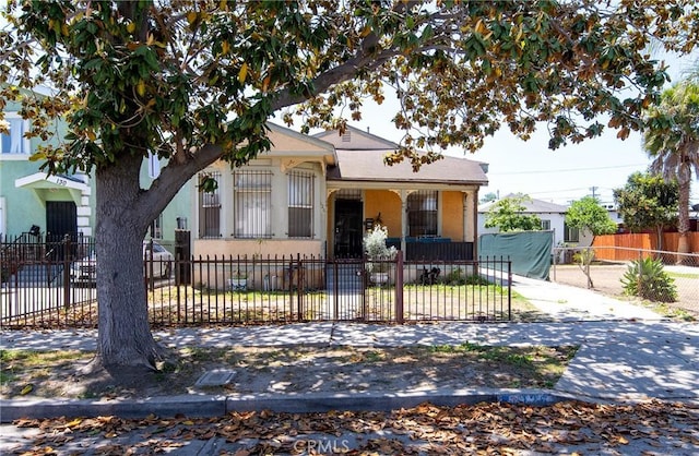 126 E 95th St, Los Angeles, CA 90003 - view of front facade featuring a fenced front yard and stucco siding