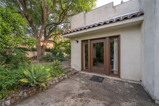 125 W 11th St, Claremont, CA 91711 - view of exterior entry with stucco siding and a patio area