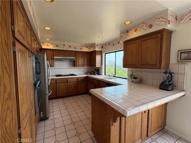 12070 Rideout Way, Whittier, CA 90601 - kitchen with a peninsula, a sink, black gas cooktop, backsplash, and recessed lighting