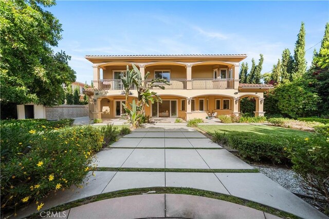 553 Woodward Blvd, Pasadena, CA 91107 - back of property featuring a balcony, stucco siding, and a tiled roof