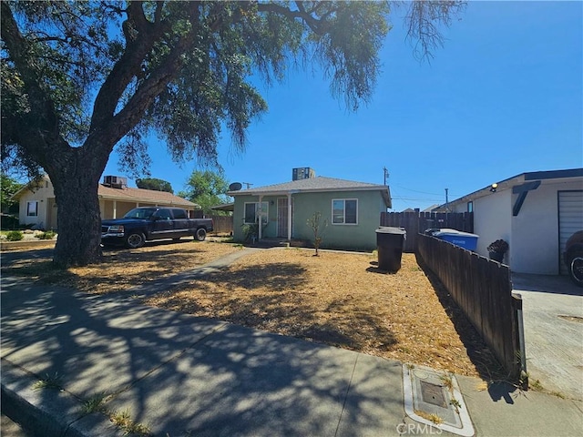 415 E Florinda St, Hanford, CA 93230 - view of side of property with stucco siding