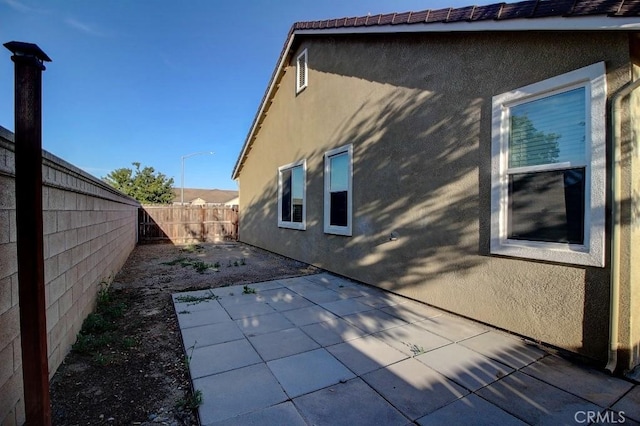 691 Pinot Blanc Ct, Los Banos, CA 93635 - view of side of property with stucco siding, a fenced backyard, and a patio area