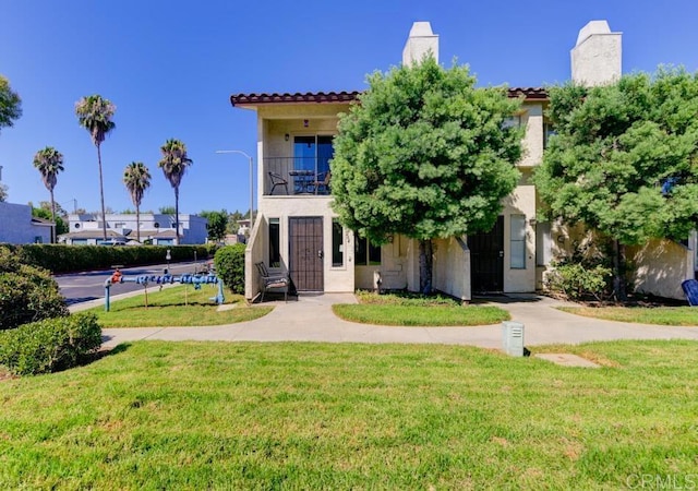 264 Espanas Gln, Escondido, CA 92026 - view of front of house featuring a front yard, a balcony, stucco siding, and a tiled roof