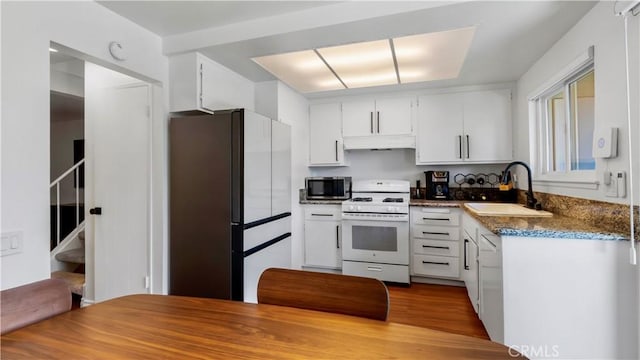 2413 N Deodar St Unit 3, Santa Ana, CA 92705 - kitchen featuring white appliances, a sink, white cabinetry, under cabinet range hood, and wood finished floors