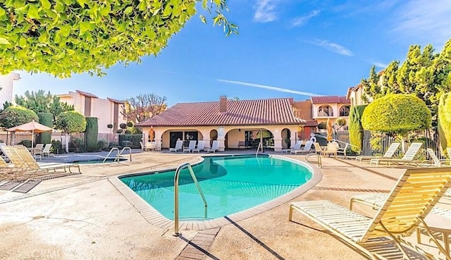 1711 Grismer Ave Unit 40, Burbank, CA 91504 - community pool with a patio