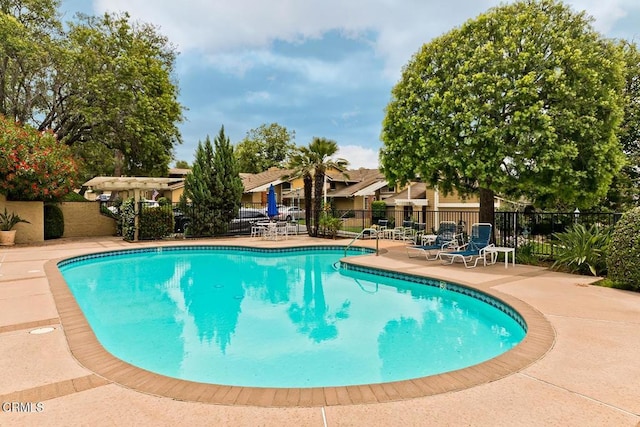 2025 Rosemont Ave Unit 2, Pasadena, CA 91103 - community pool with a patio