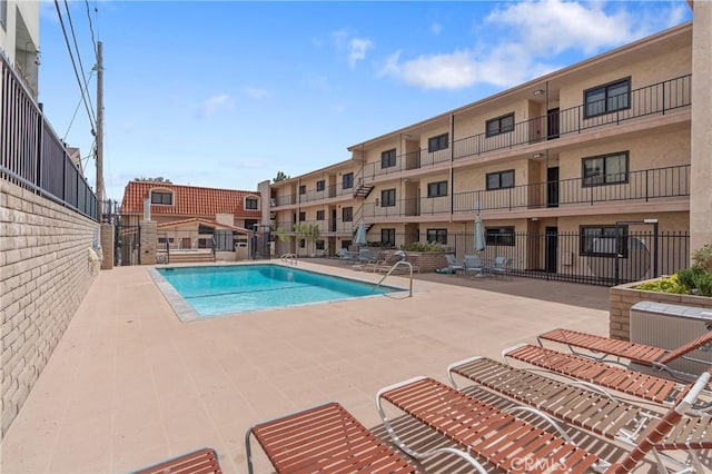 900 Cedar St Unit 308, El Segundo, CA 90245 - community pool with a patio area