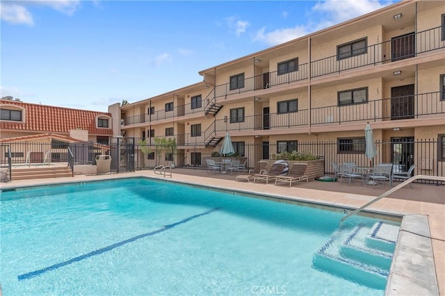 900 Cedar St Unit 308, El Segundo, CA 90245 - community pool with a patio area