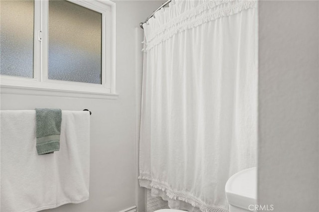 1330 S Center St, Redlands, CA 92373 - bathroom featuring toilet, baseboards, and curtained shower