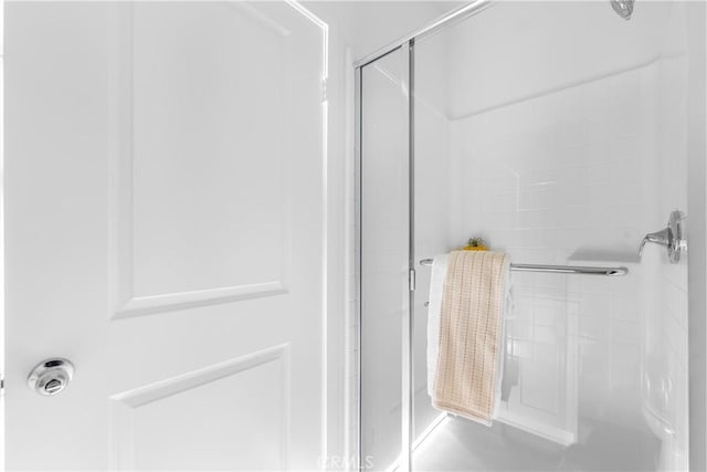 94231/2 N Sepulveda Blvd Unit 4, North Hills, CA 91343 - full bathroom featuring a stall shower