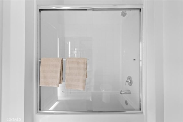 94231/2 N Sepulveda Blvd Unit 4, North Hills, CA 91343 - bathroom with enclosed tub / shower combo