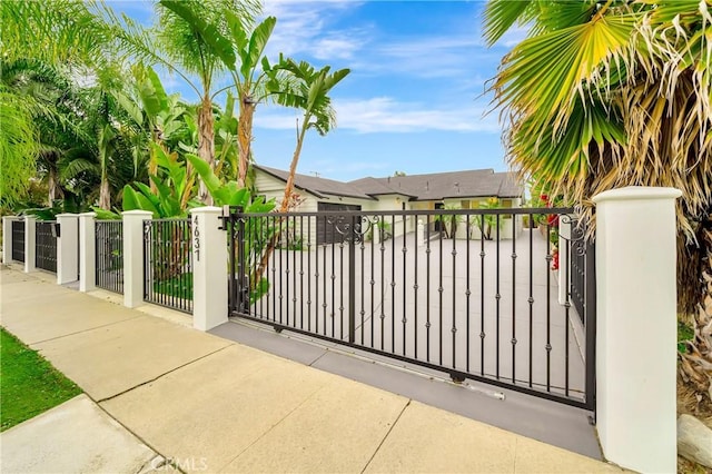 4637 Nagle Ave, Sherman Oaks, CA 91423 - gate with a fenced front yard
