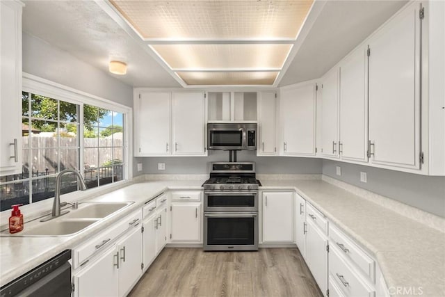2 Comstock Rd, Chico, CA 95928 - kitchen with appliances with stainless steel finishes, a sink, light wood-style floors, and light countertops