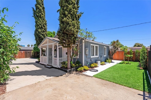 217 N Mcclay St, Santa Ana, CA 92701 - bungalow-style home with a porch