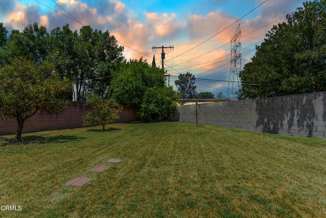 7745 Geyser Ave, Reseda, CA 91335 - view of yard