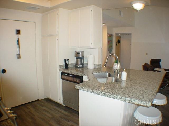 1412 Colonial Way, San Jacinto, CA 92583 - kitchen featuring dishwasher, a sink, a peninsula, dark wood-style floors, and white cabinets