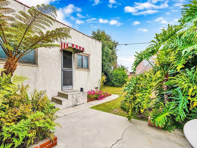 639 Magnolia Ave, Inglewood, CA 90301 - view of exterior entry with stucco siding