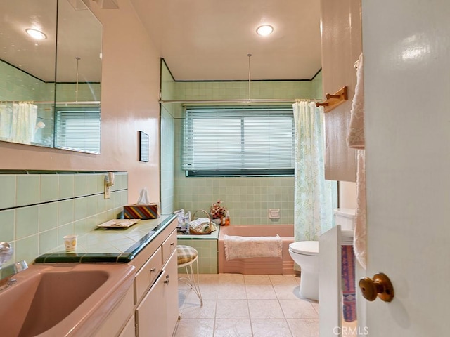639 Magnolia Ave, Inglewood, CA 90301 - full bathroom featuring vanity, toilet, shower / bathtub combination with curtain, and tile patterned floors