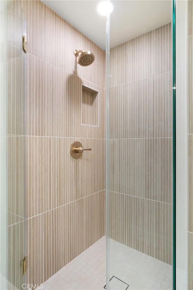 742 Hudson Ave, Costa Mesa, CA 92626 - bathroom featuring a tile shower