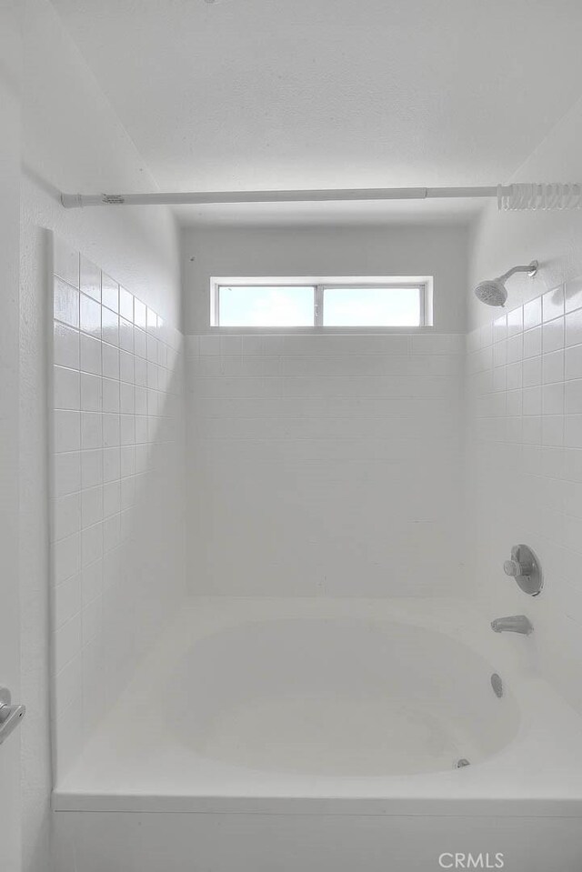 1995 Las Colinas Cir Unit 307, Corona, CA 92879 - full bath with healthy amount of natural light and shower / tub combination