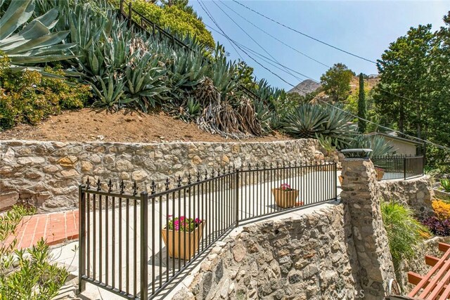881 Country Club Dr, Burbank, CA 91501 - photo 20