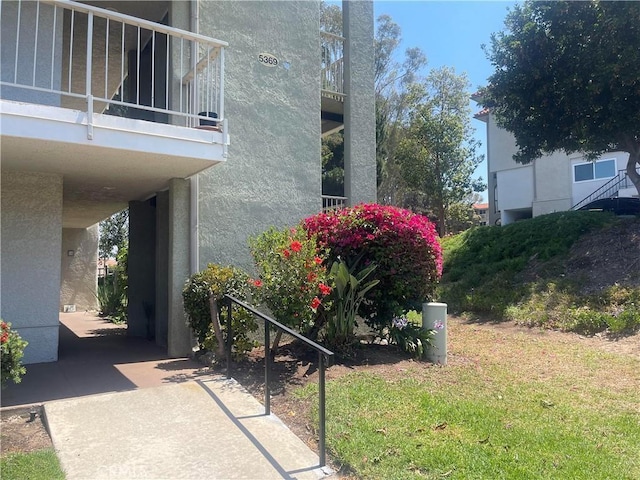 5369 Algarrobo Unit 1G, Laguna Woods, CA 92637 - view of yard featuring a balcony