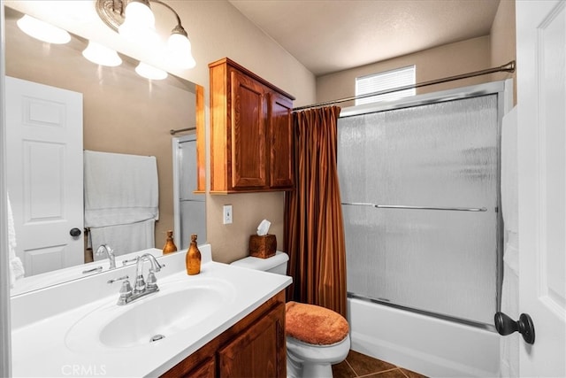380 Mack Ln Unit 29, Palms, CA 92277 - bathroom featuring toilet, vanity, shower / bath combo, and tile patterned floors