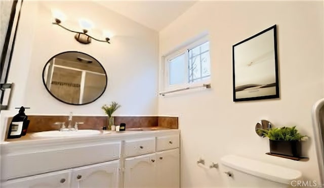 919 E Ln Palma Dr Unit 4, Inglewood, CA 90301 - bathroom with vanity, toilet, and lofted ceiling