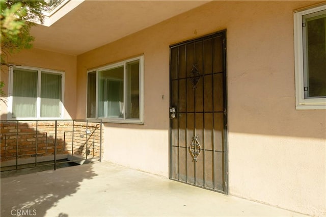 919 E Ln Palma Dr Unit 4, Inglewood, CA 90301 - view of exterior entry featuring stucco siding